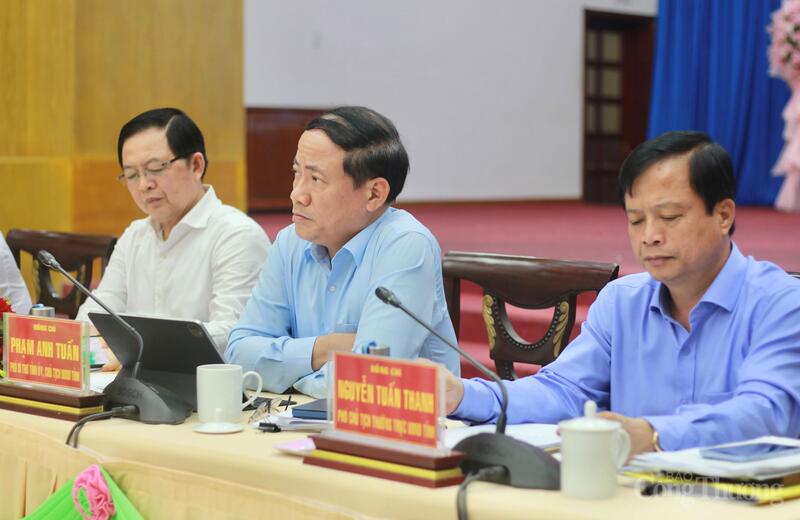 Các lãnh đạo tỉnh lắng nghe ý kiến, kiến nghị của doanh nghiệp