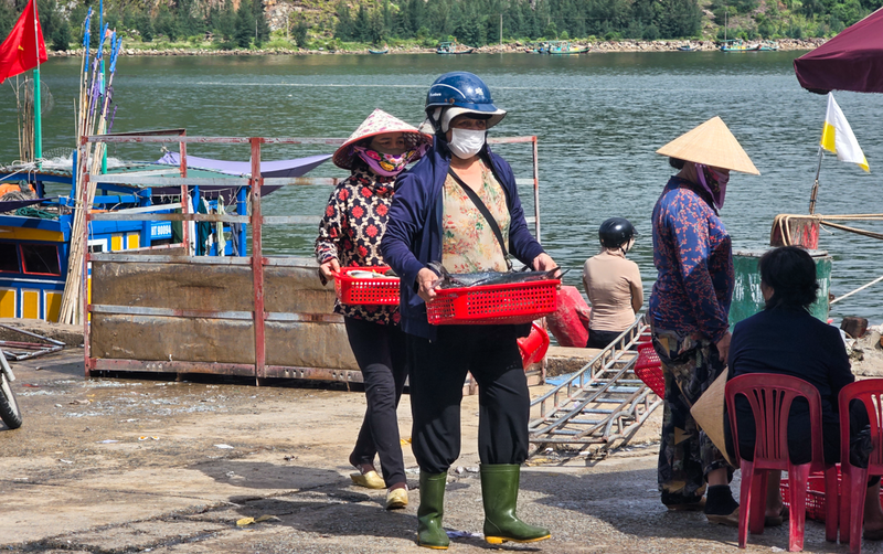Trên bờ, thương lái và người dân đã chờ sẵn để chọn mua những mẻ hải sản tươi ngon