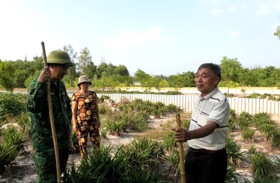 Ông Khích nói về ước muốn nhân rộng mô hình nuôi nhông trên địa bàn. z6855804836655-27c060bbdb029fb65b36f11371abb0d3.jpg