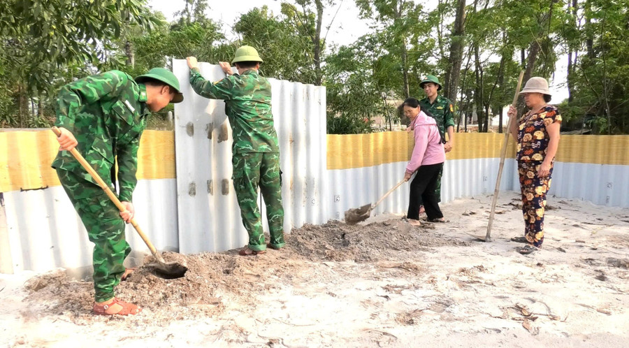Bộ đội Biên phòng Ngư Thủy hỗ trợ gia đình ông Khích xây dựng chuồng trại nuôi nhông. 3.jpg