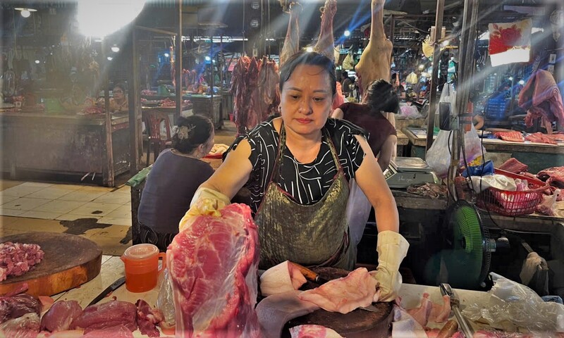 Tiểu thương ở chợ ngán ngẩm khi người dân lo sợ dịch bệnh dẫn đến không sử dụng thịt lợn. Ảnh: Trọng Tùng