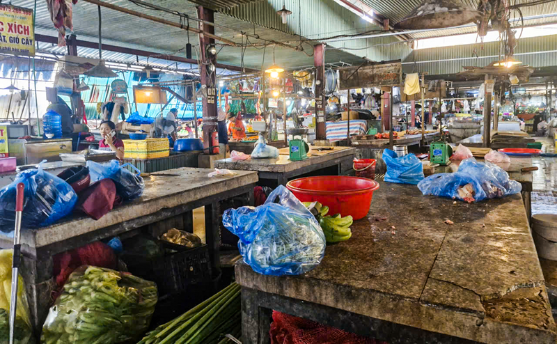 Hàng hóa tồn lại do sức mua thịt lợn giảm, nhiều tiểu thương buộc phải đóng ốt từ sớm. Ảnh: Trọng Tùng