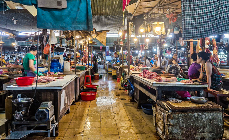 Nhiều quầy hàng ế ẩm, người mua quay lưng vì sợ thịt lợn không rõ nguồn gốc. Ảnh: Trọng Tùng