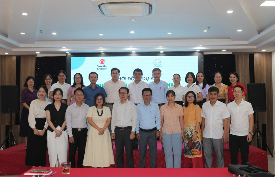 Lãnh đạo Sở GD&ĐT Quảng Trị chụp ảnh lưu niệm cùng các đại biểu. 4.jpg