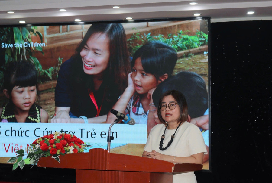 Bà Hoàng Thị Minh Hằng, đại diện Tổ chức Cứu trợ Trẻ em chia sẻ về dự án. 2.jpg