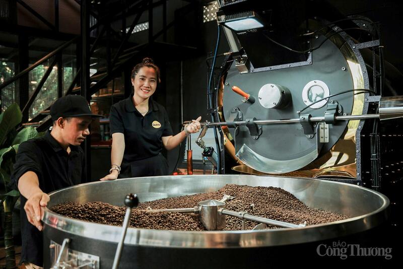 Một khoảnh khắc của quá trình rang cà phê thủ công đầy tâm huyết