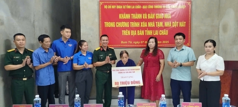 Bộ Chỉ huy Quân sự tỉnh Lai Châu phối hợp với chính quyền địa phương tổ chức lễ khánh thành ngôi nhà tình nghĩa tặng bà Lý Gớ Só. Ảnh: Hoàng Lỳ