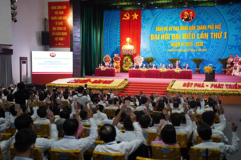 100% đại biểu biểu quyết thông qua các chỉ tiêu phát triển kinh tế - xã hội nhiệm kỳ 2025 - 2030. Ảnh: Hiếu Minh