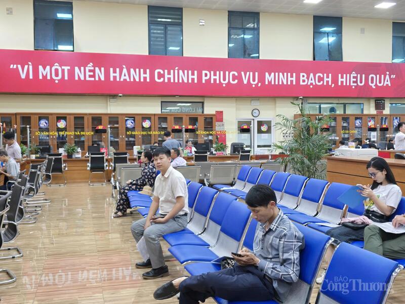 Người dân, doanh nghiệp đến giải quyết thủ tục hành chính tại Trung tâm Phục vụ hành chính công tỉnh Bắc Ninh