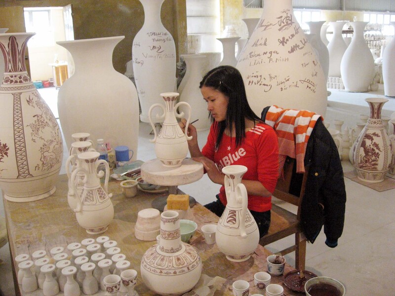 Đẩy mạnh xúc tiến thương mại, hỗ trợ làng nghề hội nhập. Ảnh: Hoài Nam