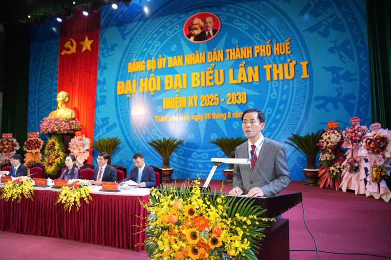 Ông Nguyễn Văn Phương - Phó Bí thư Thành ủy, Bí thư Đảng ủy UBND thành phố, Chủ tịch UBND thành phố Huế đọc diễn văn khai mạc Đại hội. Ảnh: Hiếu Minh