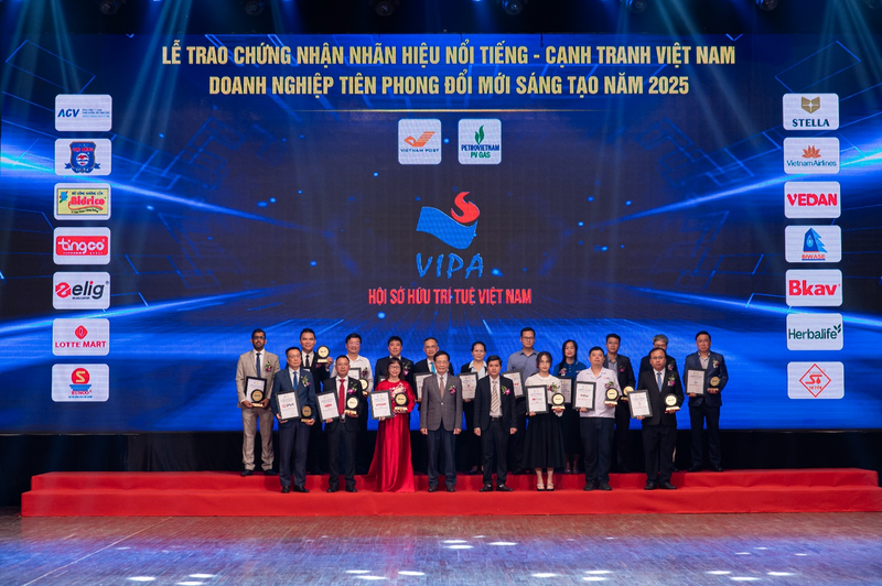 Các doanh nghiệp được trao chứng nhân "Nhãn hiệu nổi tiếng Việt Nam" tại lễ vinh danh năm 2025