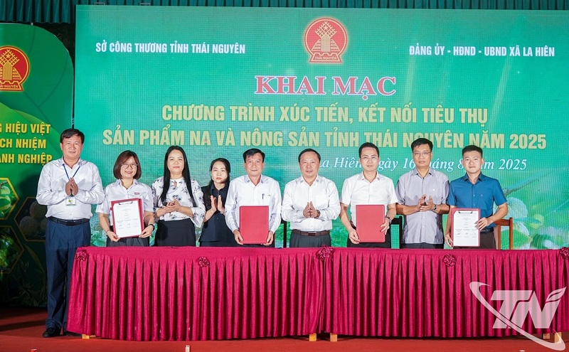 Đại diện Sở Công Thương, UBND xã La Hiên và các nhà phân phối: Trung tâm thương mại GO! Thái Nguyên, Siêu thị Minh Cầu, Siêu thị Aloha ký biên bản ghi nhớ tiêu thụ sản phẩm na La Hiên và nông sản khác của tỉnh Thái Nguyên. Ảnh: Hoàng Hưng