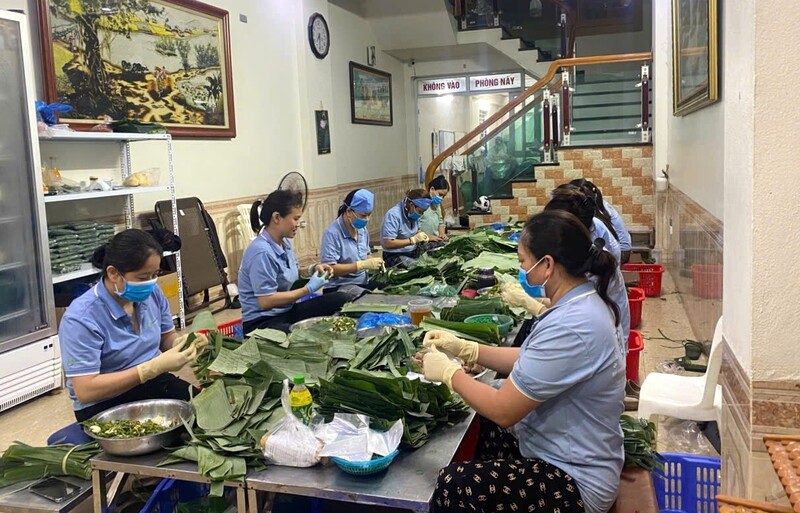 Người lao động đang gói nem tại cơ sở nem chua Tuyên Minh, phường Hạc Thành, tỉnh Thanh Hóa