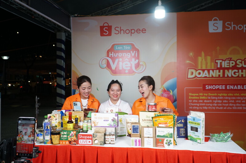 Tại phiên chợ sẽ diễn ra hoạt động livestream bán hàng, quảng bá nông sản Tu Mơ Rông. Ảnh minh họa