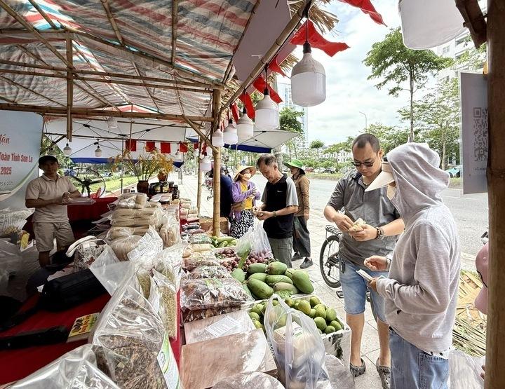Nông sản, thực phẩm Sơn La được người tiêu dùng đón nhận. Ảnh: Hoàng Lan