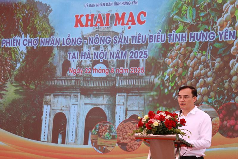 Ông Trần Ngọc Phúc, Phó Giám đốc Sở Công Thương tỉnh Hưng Yên phát biểu khai mạc phiên chợ. Ảnh: Thanh Vân