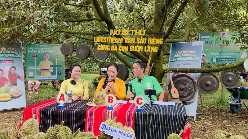 Bà Ngô Thị Minh Trinh (ở giữa) tại buổi bán hàng online hôm 24/8 vừa qua. Ảnh: HN