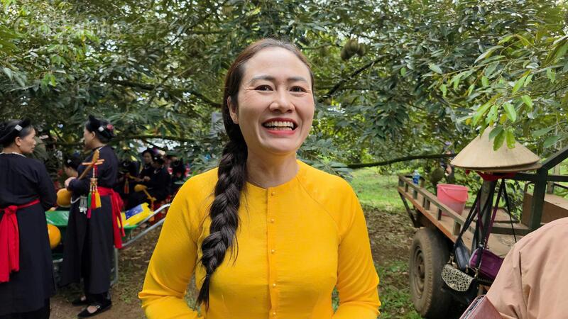 Bà Ngô Thị Minh Trinh tại buổi bán hàng online. Ảnh: Hoàng Nguyên