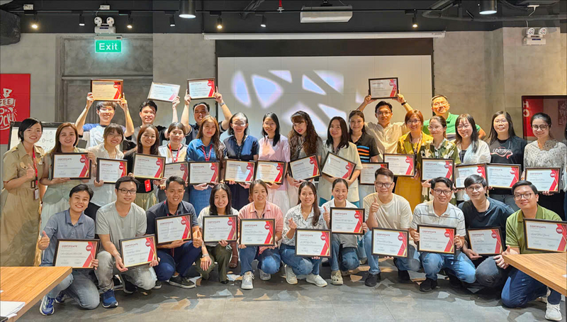 Bà Văn Thị Hồng Hạnh, Giám đốc Nhân sự Home Credit Việt Nam (bên phải) mang câu chuyện xây dựng văn hóa học tập trọn đời đến chương trình People Matter của Vietsuccess. Ảnh: Home Credit.