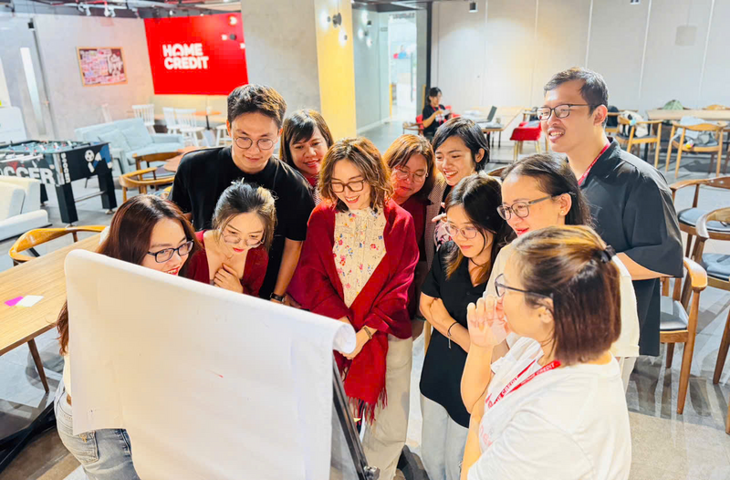 Thông qua các hoạt động thúc đẩy học tập, Home Credit đồng thời gắn kết nhân viên, tạo nên môi trường làm việc vui vẻ. Ảnh: Home Credit.