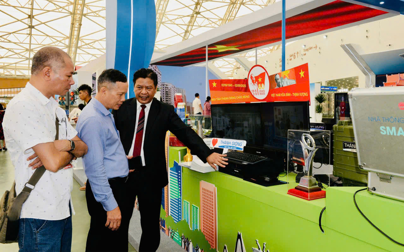 Ông Trần Nam Hải - Giám đốc điều hành Công ty CP Truyền thông Máy tính Thánh Gióng giới thiệu về sản phẩm thuần Việt. Ảnh: Khắc Kiên