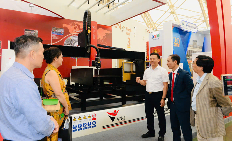 Lãnh đạo Công ty VN-J giới thiệu sản phẩm tới đoàn công tác của HANSIBA. Ảnh: Khắc Kiên