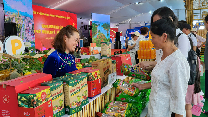Gian hàng của Hợp tác xã Miến dong Tài Hoan tại triển lãm thu hút nhiều người tiêu dùng. Ảnh: Ngọc Tiến