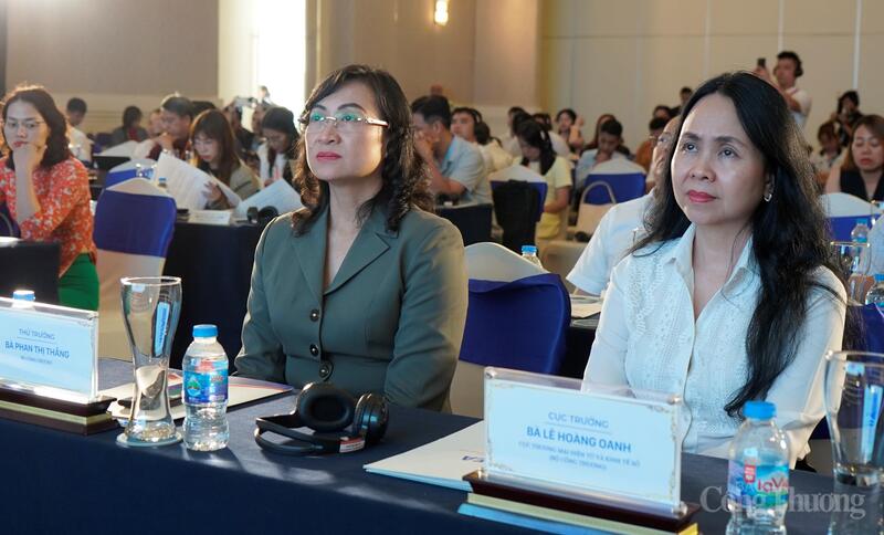 Thứ trưởng Bộ Công Thương Phan Thị Thắng và bà Lê Hoàng Oanh, Cục trưởng Cục Thương mại điện tử và Kinh tế số tại sự kiện.