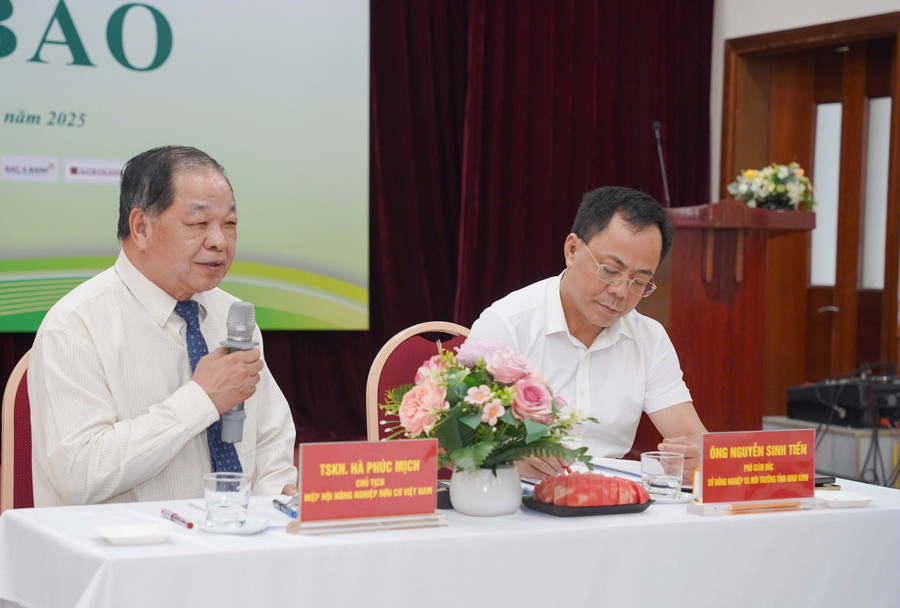 TSKH Hà Phúc Mịch (trái), Chủ tịch Hiệp hội Nông nghiệp Hữu cơ Việt Nam. z6988649003948-3ef1e533a2fe51f909bf9b73b4cead1a.jpg