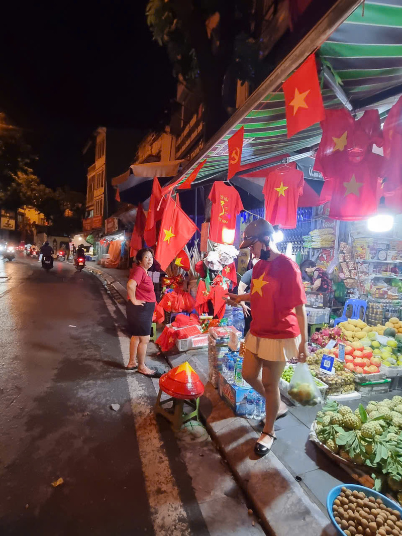 Dịp Hà Nội tổ chức sự kiện A80, nhiều tiểu thương đã nhập các sản phẩm nón Chuông in hình cờ Tổ quốc để phục vụ du khách và người dân.