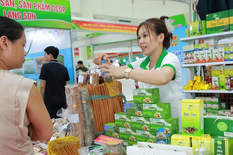 Du khách tham quan và trải nghiệm tại phiên chợ . Ảnh: Quỳnh Trang