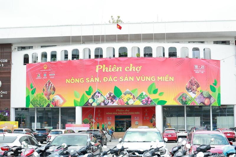 “Phiên chợ nông sản, đặc sản vùng miền năm 2025” diễn ra tại Khu hội chợ triển lãm giao dịch kinh tế và thương mại. Ảnh: Quỳnh Trang