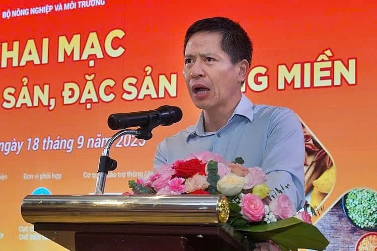 Giám đốc Trung tâm Xúc tiến thương mại nông nghiệp Nguyễn Minh Tiến phát biểu khai mạc phiên chợ. Ảnh: Bảo Thắng