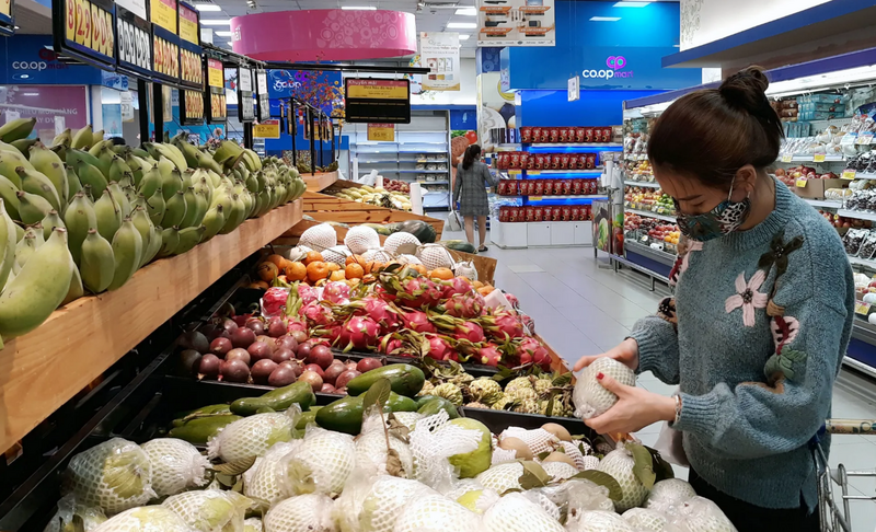 Người tiêu dùng mua nông sản sạch tại siêu thị Co.op Mart Hà Đông. Ảnh: Hoài Nam.