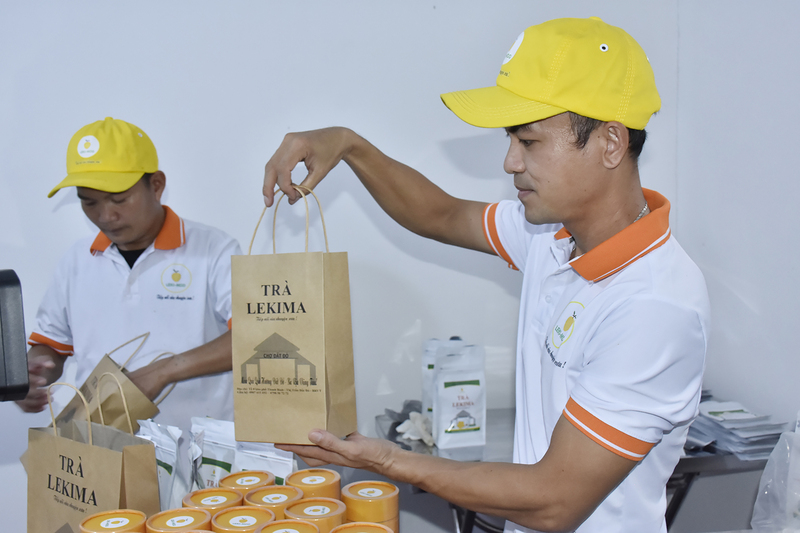 Anh Nguyễn Hữu Hiếu đóng gói chuẩn trà cho khách hàng. Ảnh: Nhân vật cung cấp