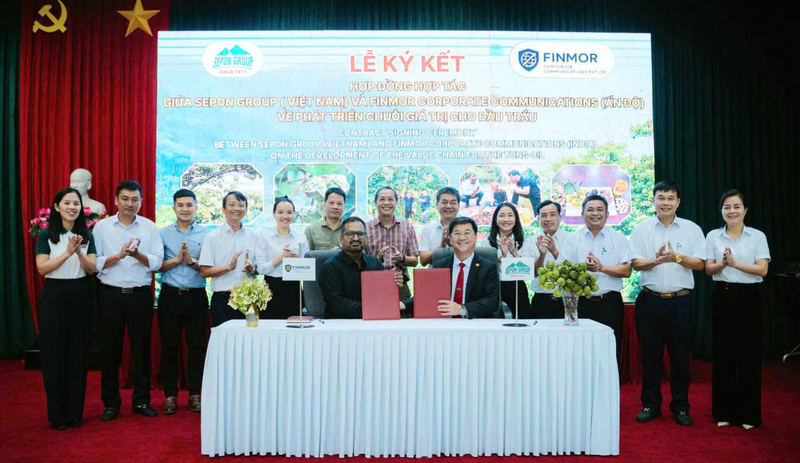 Ký hợp đồng hợp tác tiêu thụ sản phẩm trẩu lâu dài giữa SEPON với Công ty TNHH Finmor (Ấn Độ). Ảnh: Nguyễn Tuấn