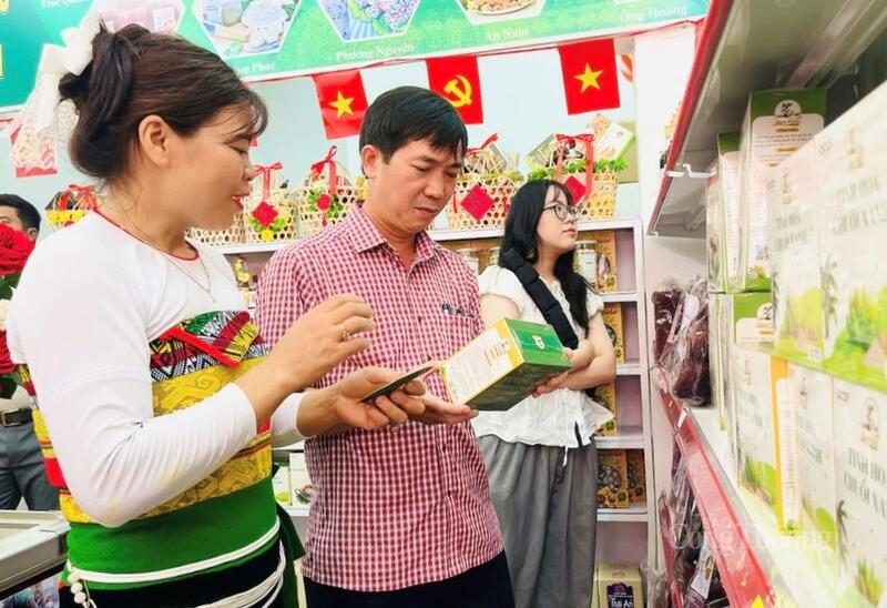 Người dân tìm hiểu về sản phẩm bột chuối xanh. Ảnh: Bích Thu