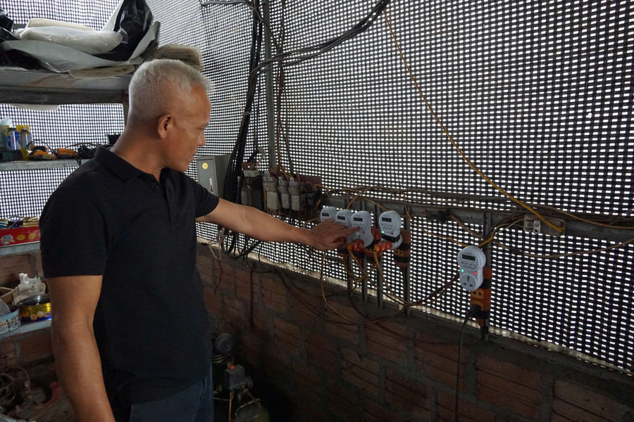 Ông Bùi Văn Phương giới thiệu về hệ thống điện tử điều khiển việc tưới nước, dinh dưỡng cho cây được lắp đặt trong nhà màng. dieu-khien-nha-mang.jpg