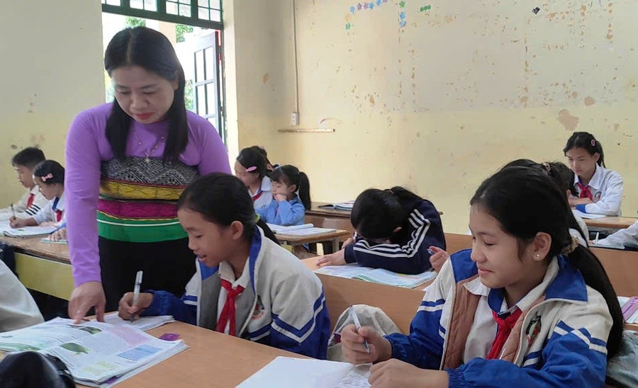 Cô giáo Phượng và học trò trong giờ học. f657804e4cdbc18598ca.jpg