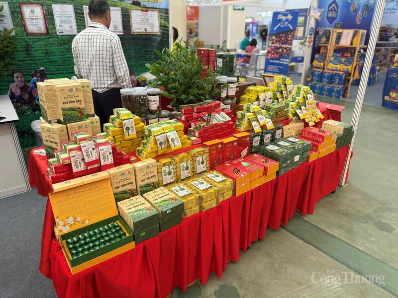 Các sản phẩm của Hợp tác xã Chè Thủy Thuật. Ảnh: Minh Trang