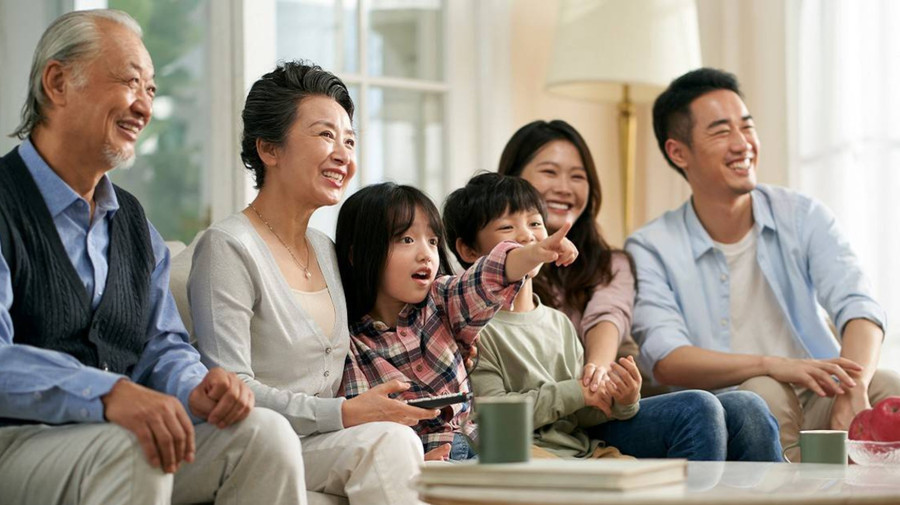 Trên con đường nuôi dạy trẻ, mỗi thành viên trong gia đình nên trở thành người hỗ trợ lẫn nhau. (Ảnh: ITN) 2-tren-con-duong-nuoi-day-tre.jpg