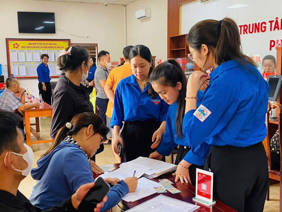 Học sinh Trường THPT Hồng Lĩnh hỗ trợ người dân đến làm việc tại Trung tâm phục vụ hành chính công phường Bắc Hồng Lĩnh (Hà Tĩnh).