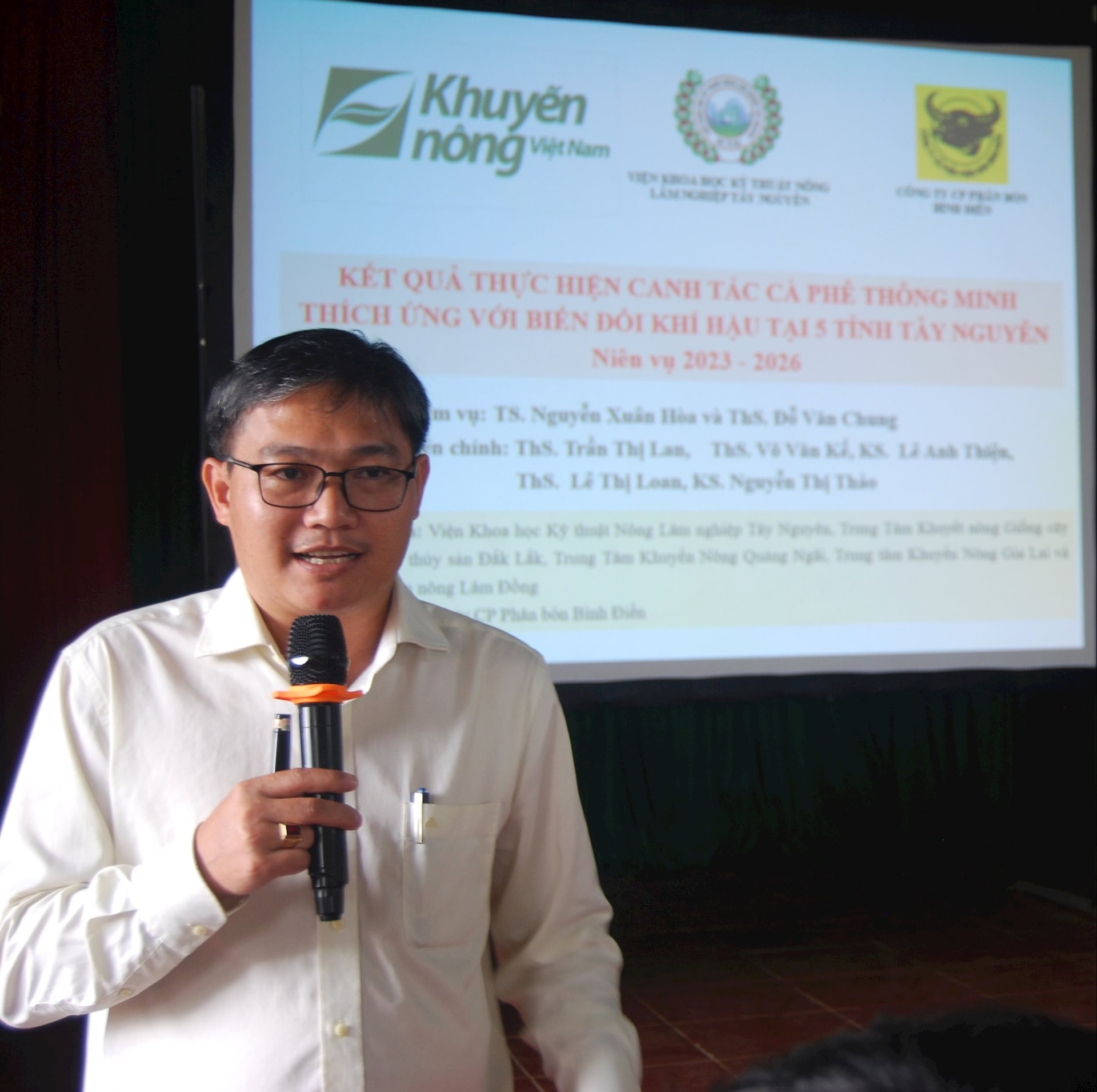 Đại diện Viện Khoa học kỹ thuật nông lâm nghiệp Tây Nguyên trình bày các giải pháp kỹ thuật mới canh tác cà phê bền vững khu vực Tây Nguyên nói chung, tỉnh Lâm Đồng nói riêng