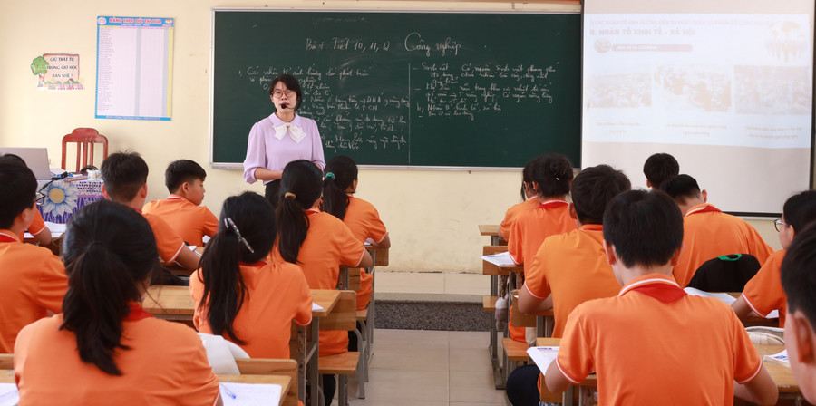 Cô trò lớp 9, Trường THCS Tây Đằng (xã Quảng Oai, Hà Nội) trong giờ học môn Địa lí. Ảnh: Đình Tuệ giao-vien-cao-cap-phai-co-bang-thac-si-1.jpg