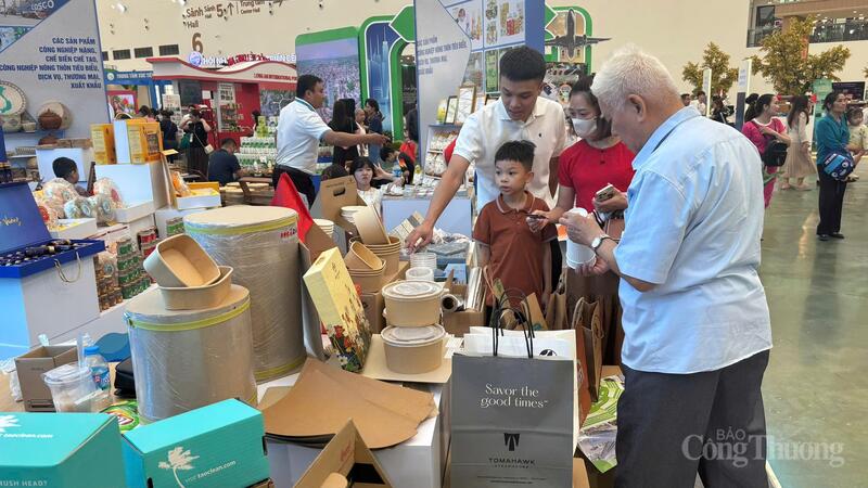 Đông đảo du khách tìm hiểu các sản phẩm của Tập đoàn Miza