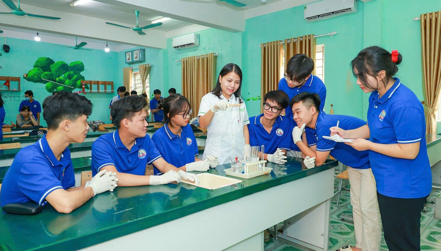 Cô và trò Trường THPT Kim Ngọc (Phú Thọ) trong giờ thực hành môn Hóa học. Ảnh: Đình Tuệ