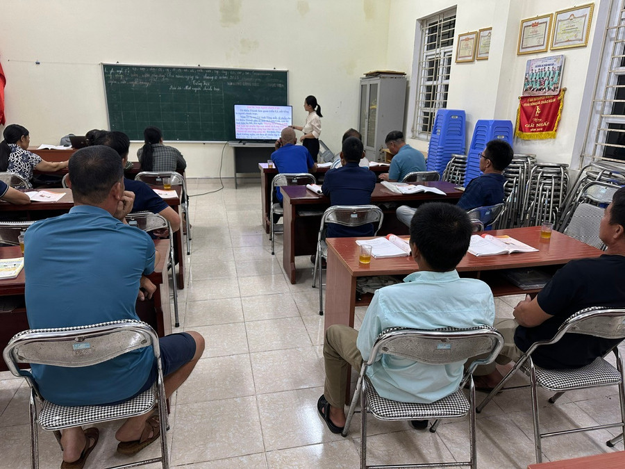 Quảng cảnh lớp học XMC tại nhà văn hóa thôn Nà Phạ. anh-1.jpg