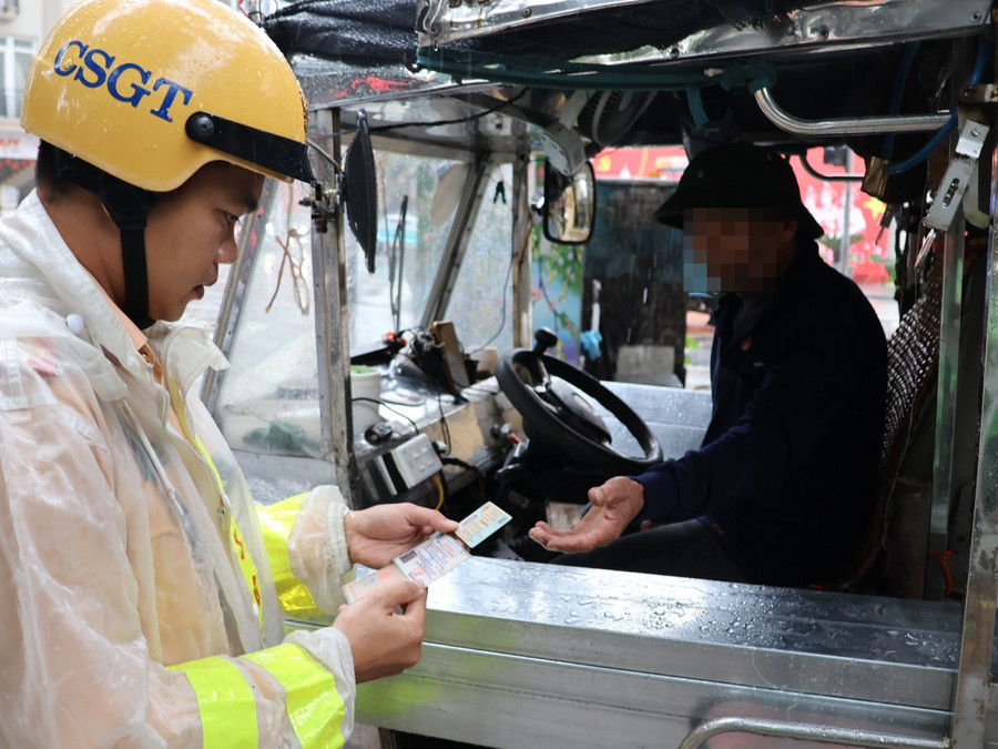 CSGT kiểm tra giấy tờ của người điều khiển.
