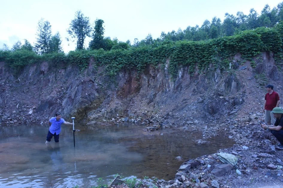 Hiện trường khu vực khai thác trái phép (Ảnh CABN). vu-ho-vau-2.jpg